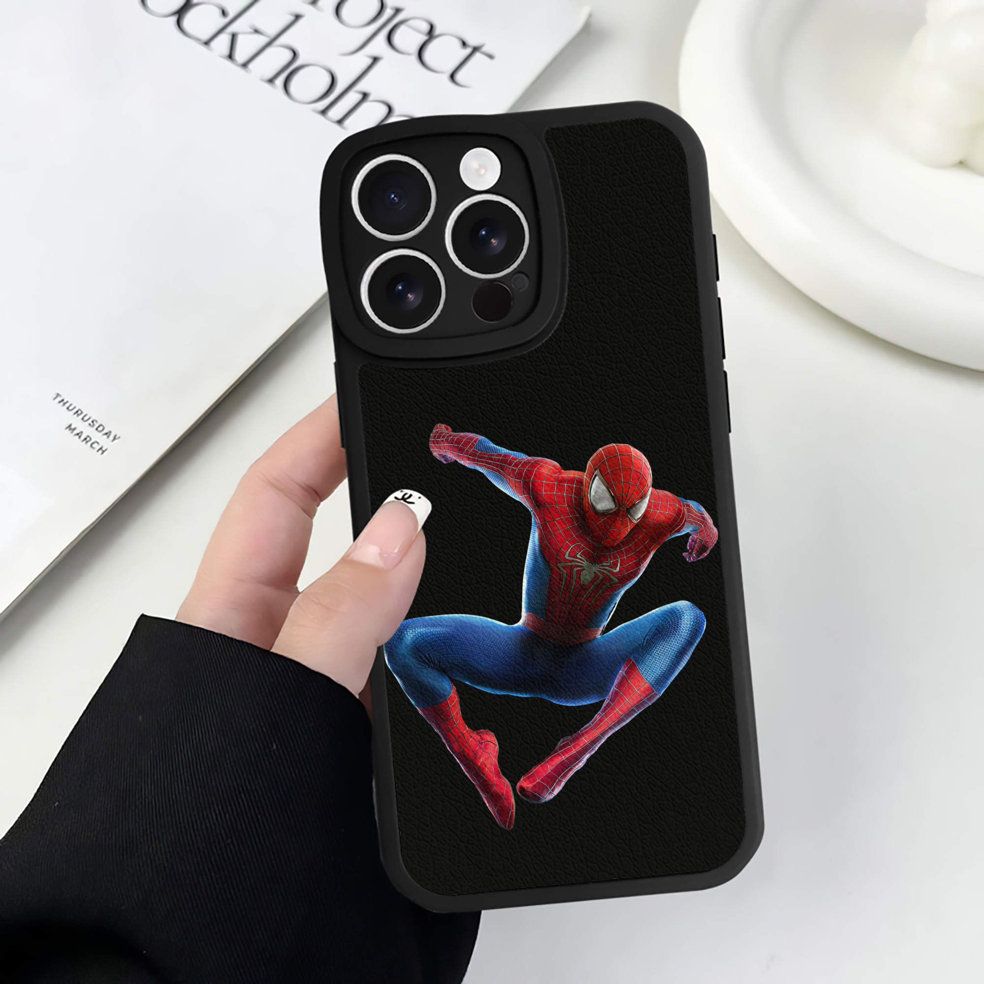 （画像用） アベンジャーズ The Avengers 【iPhone 16シリーズ対応】シリコンスマホケース（レザー調） 材質：シリコン